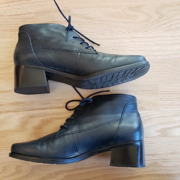 Easy Spirit Genuine Leather Navy Blue Boots Shoes,  Size 8   2A/4A, Laces - Picture 2 of 7